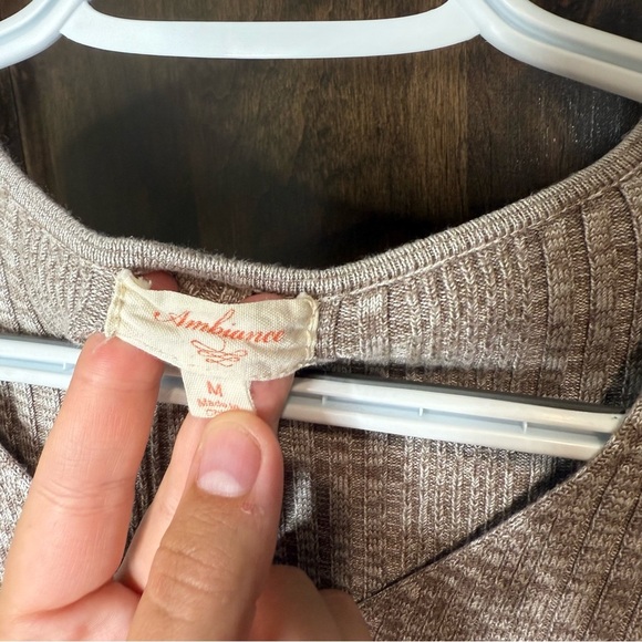 Ambiance Ribbed Knit Vneck Top in tan/ cream rayon size M sweater long sleeve - Picture 2 of 4